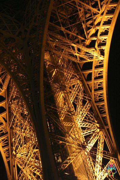 Eiffelturm (Ausschnitt) beleuchtet
